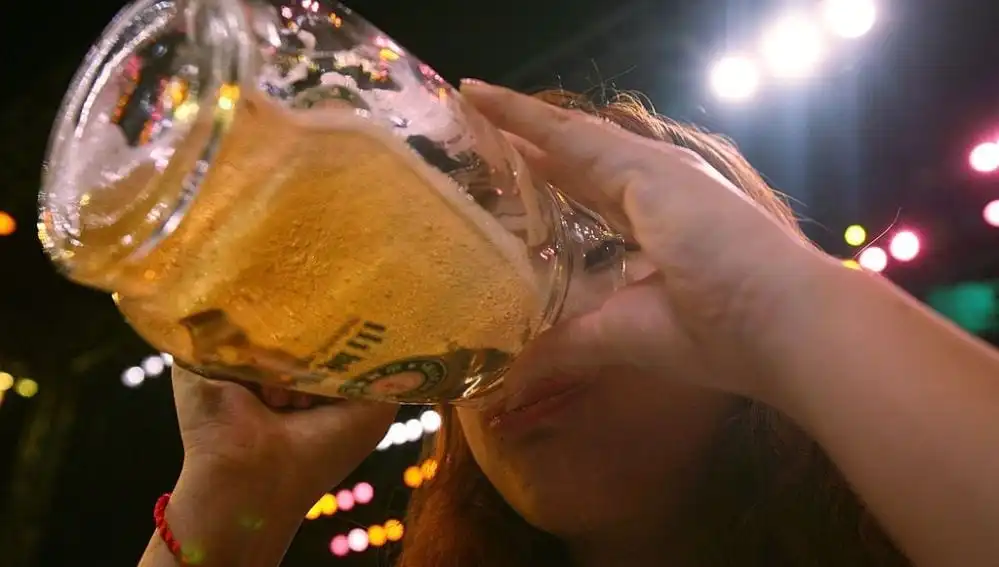 Según reciente estudios: Las mujeres que beben cerveza son las más fieles. 1 58