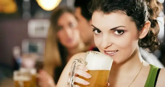 Según reciente estudios: Las mujeres que beben cerveza son las más fieles. 3 cervezamujeres