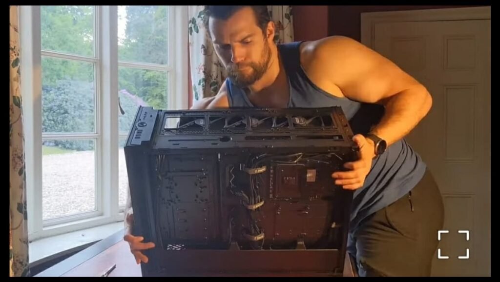 HENRY CAVILL construyó su propia PC y hace dudar de la heterosexualidad de hasta el mas macho. descarga 2