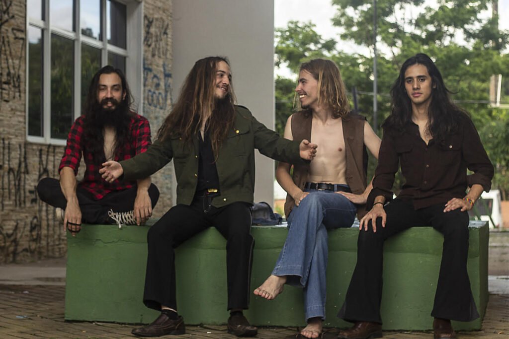 COREHUM revive el rock n roll y devuelve los 70 con toques de contemporaneidad en el lanzamiento de LET ME SEE unnamed 6 1 1