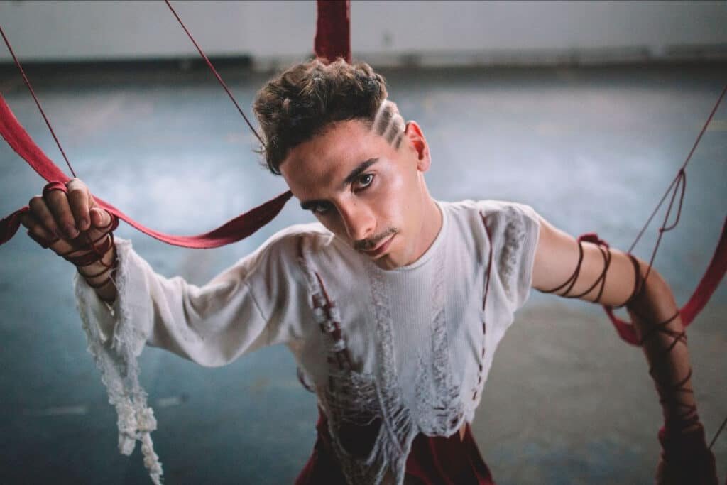 “Nan Que” presenta un videoclip de alto vuelo! nan que