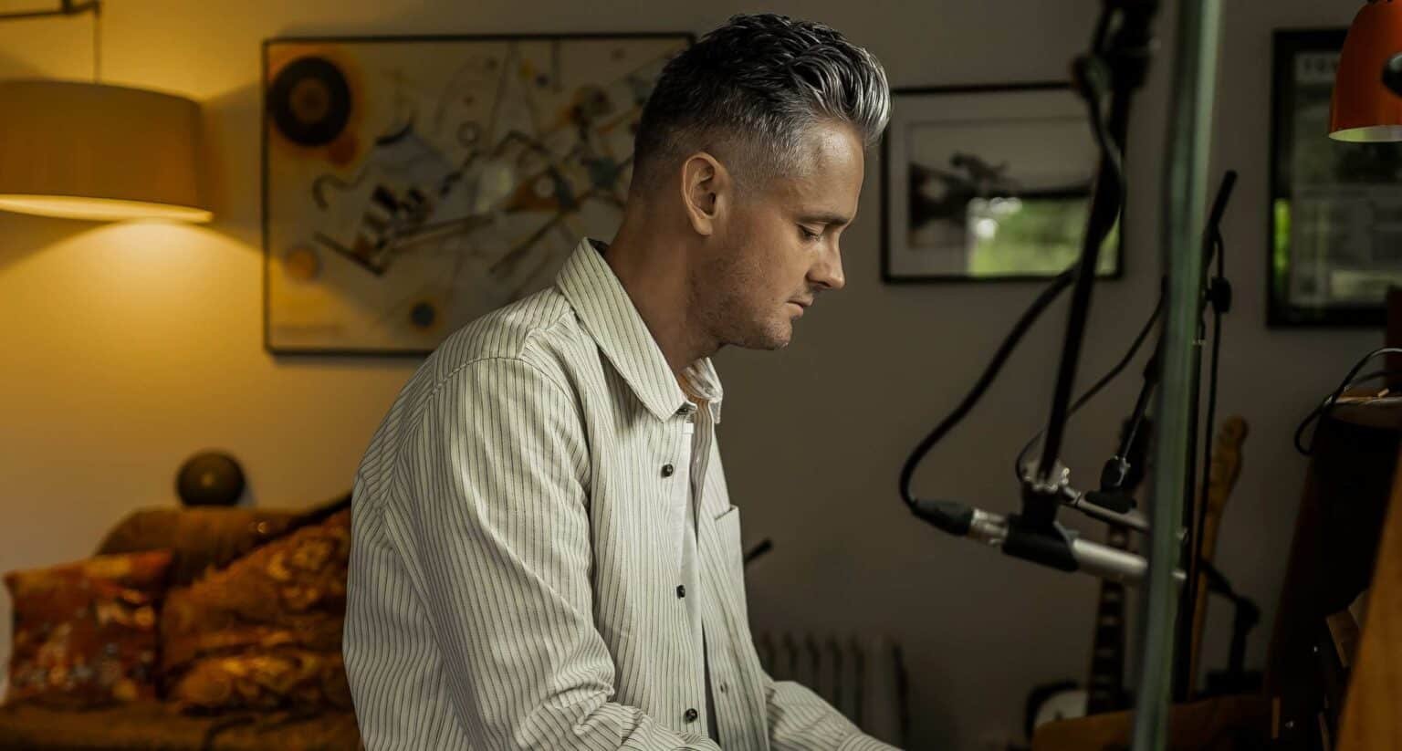 TOM CHAPLIN estrenó el videoclip de “GRAVITATIONAL” adelanto de su próximo álbum aTSEX8742 scaled 1