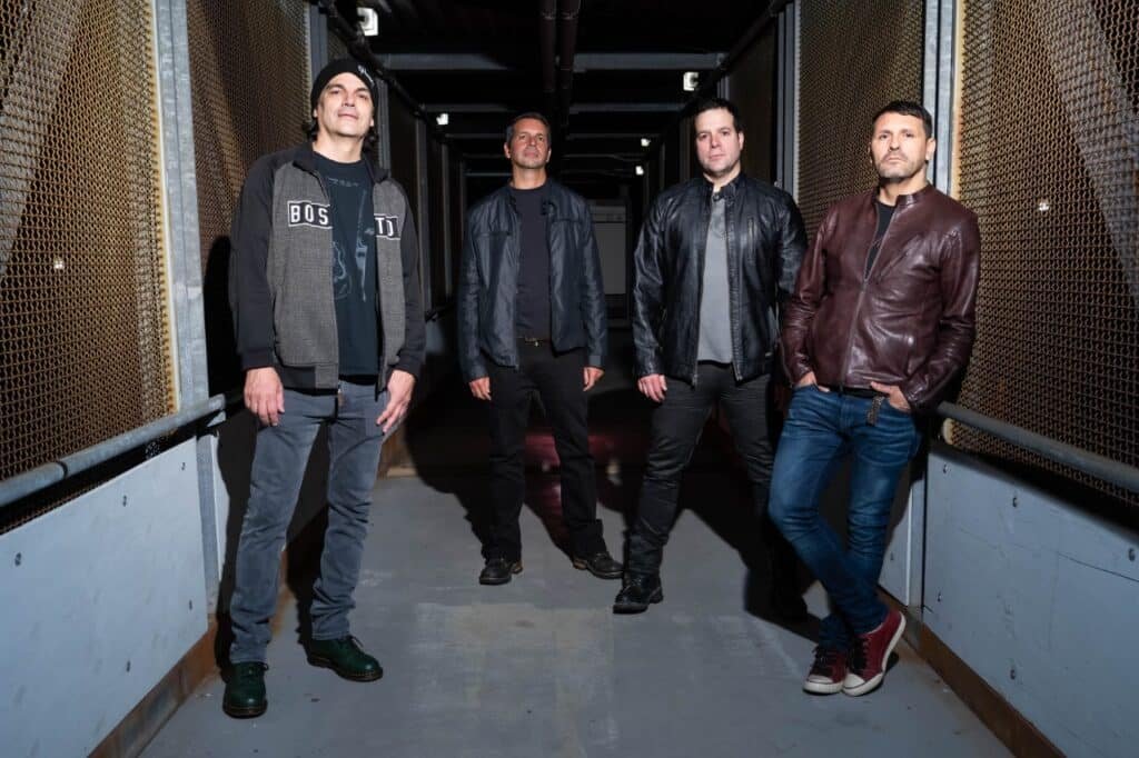 CIONICO rinde homenaje a los seres que ya no están en su nuevo disco ‘No hay espacio en el cielo’ CIONICO Disco No hay espacio en el cielo 3 1