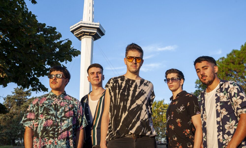 LOS IMPERMEABLES 201 Head scaled 1