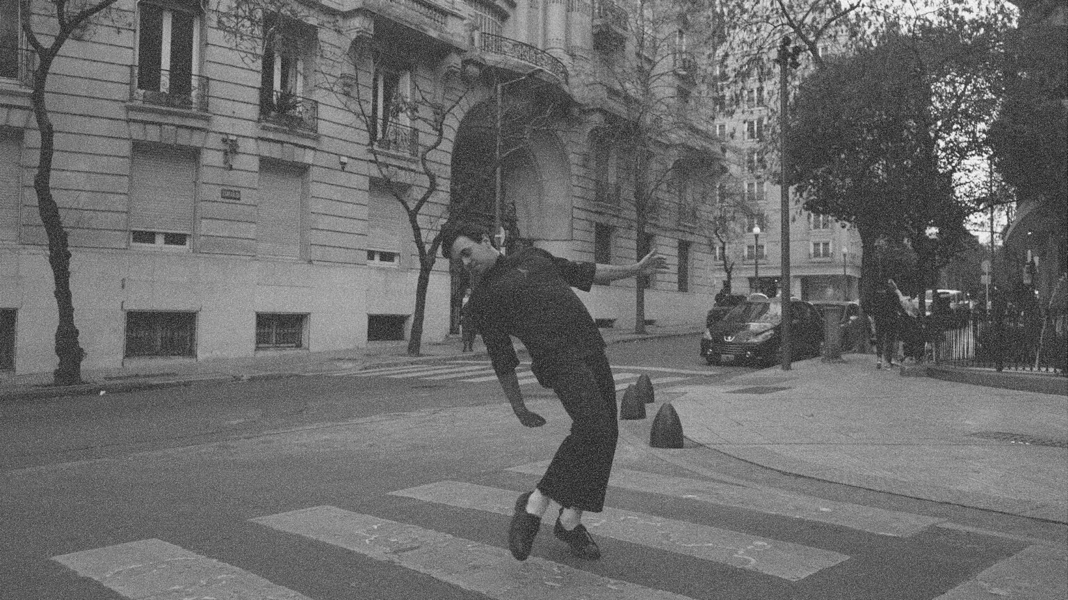 Dizzy at Public Places Debuta su Primer Videoclip ‘Curses’ con Estética Gótica unnamed 2 1