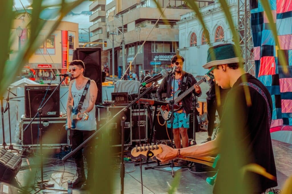 Isla de Perros estrena ‘MOLOTOV’ Un EP de resistencia, rebeldía y solidaridad isla de perros