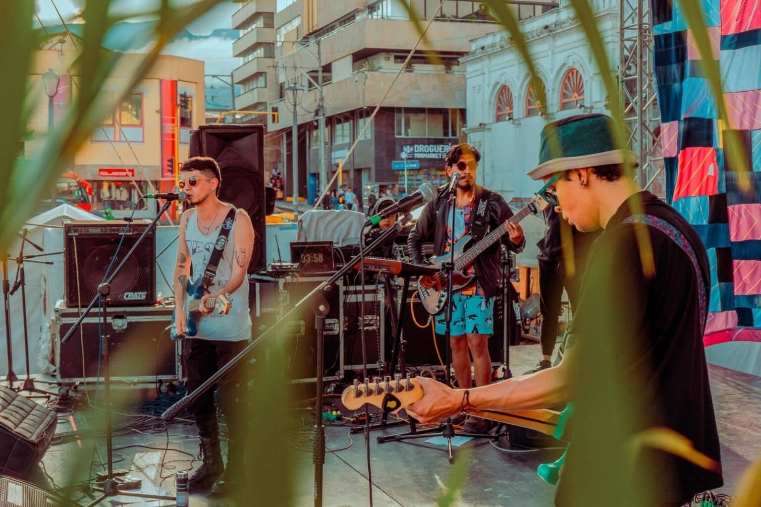 Isla de Perros estrena ‘MOLOTOV’ Un EP de resistencia, rebeldía y solidaridad isla de perros