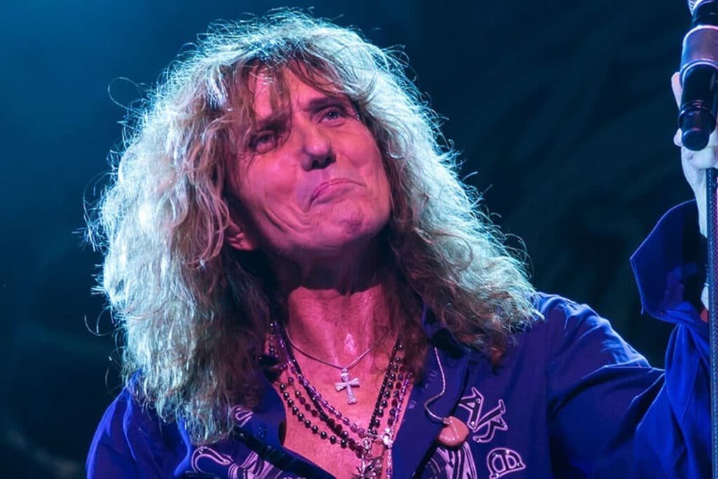 David Coverdale cuelga los micrófonos del rock david coverdale on stage big hair purple shirt necklaces 710693251
