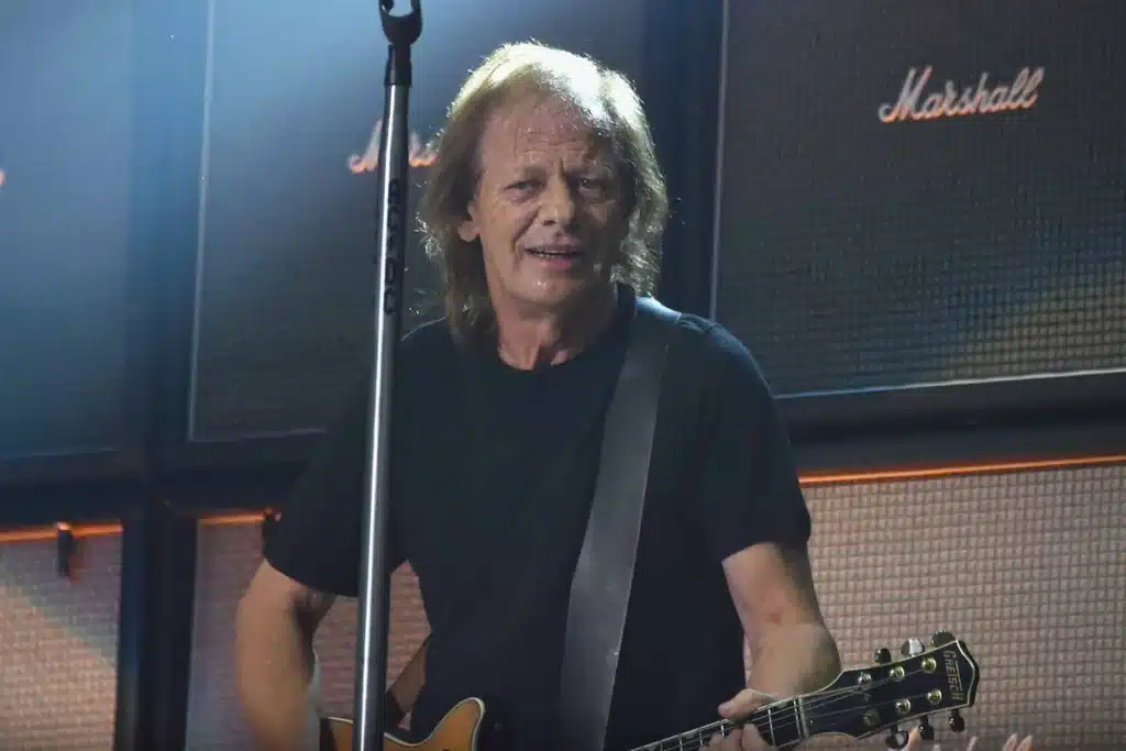 stevie young 3381697400