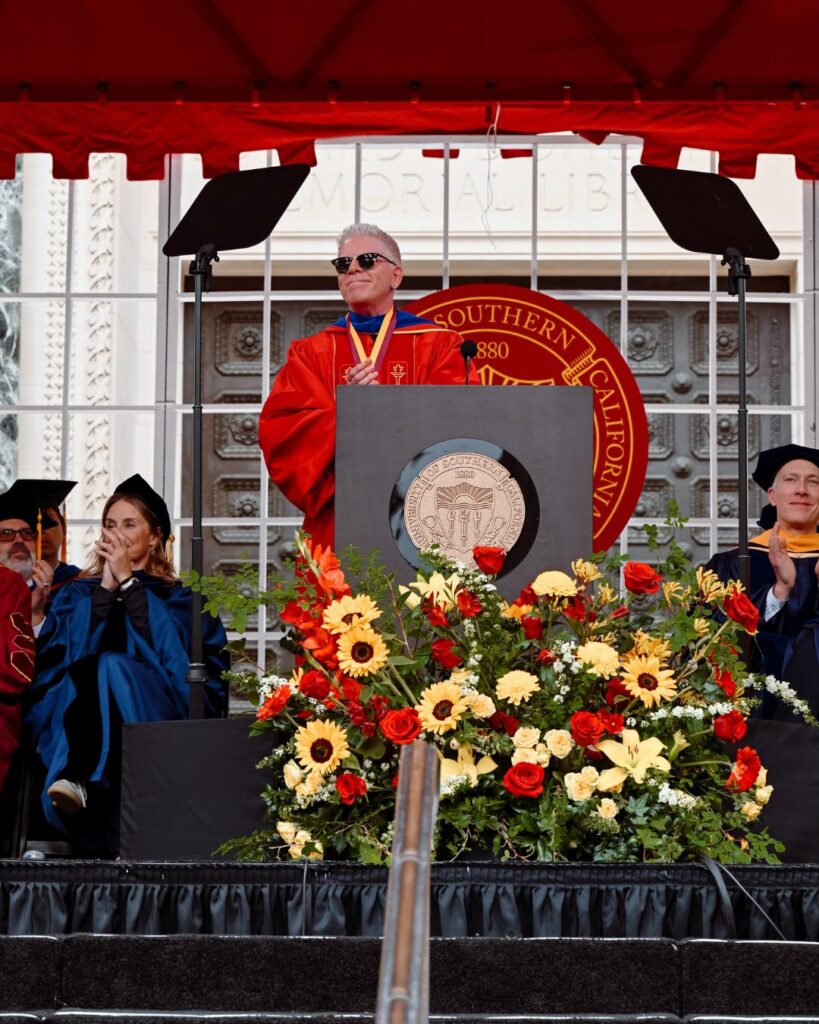 DEXTER HOLLAND DIO UN DISCURSO DE GRADUACIÓN EN LA USC 2 savefast.app 701829463 18580784008021113 8418852272041745427 n