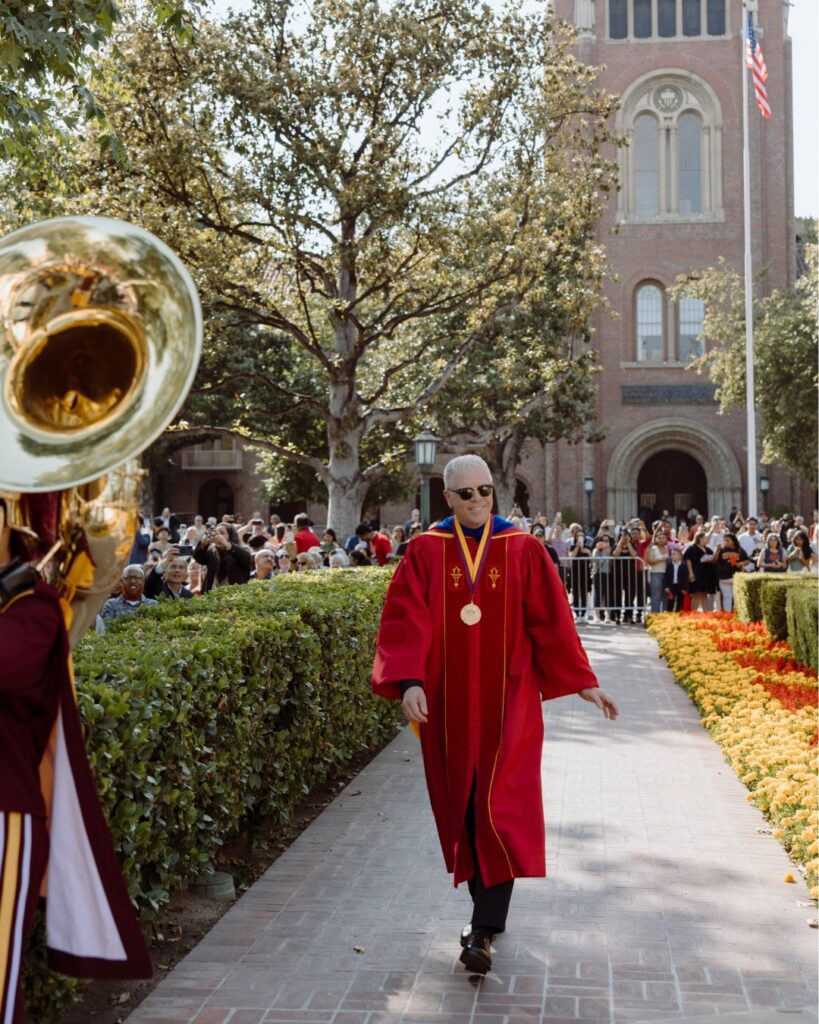 DEXTER HOLLAND DIO UN DISCURSO DE GRADUACIÓN EN LA USC 3 savefast.app 702343008 18580783999021113 3889692003431492323 n