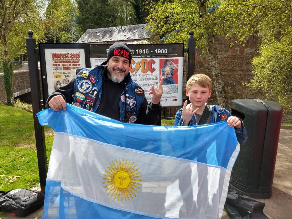 ¡De La Plata a Escocia! La verdadera historia de la bandera argentina en la estatua de Bon Scott 4 580288906 742939468850297 3241712866499196116 n