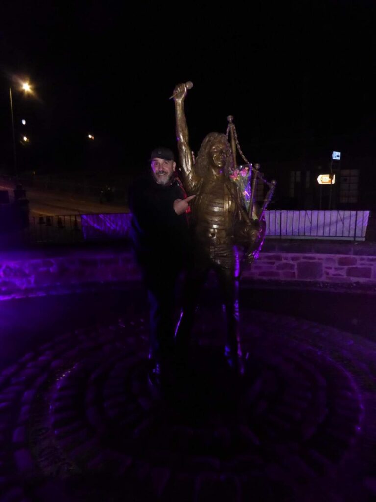¡De La Plata a Escocia! La verdadera historia de la bandera argentina en la estatua de Bon Scott 2 599546511 1834334890531426 3187085446474257511 n