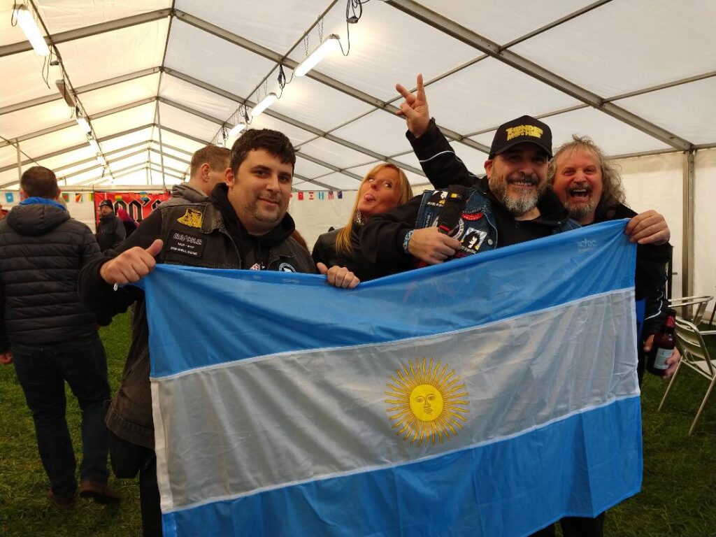 ¡De La Plata a Escocia! La verdadera historia de la bandera argentina en la estatua de Bon Scott 8 745961279 1066012542530059 2182068122696311942 n