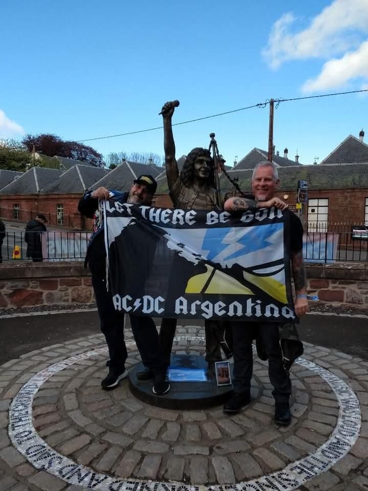 ¡De La Plata a Escocia! La verdadera historia de la bandera argentina en la estatua de Bon Scott 10 photo 2026 07 15 17 02 44 3