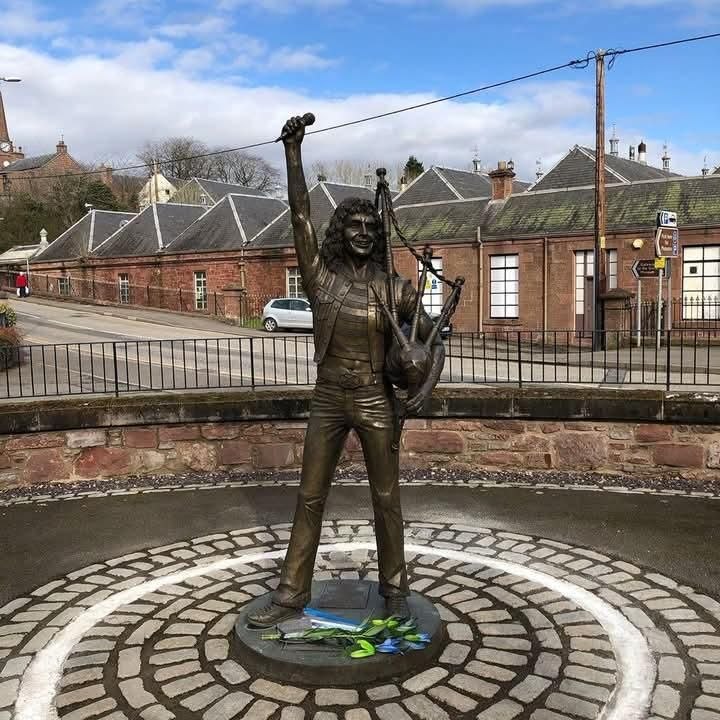 ¡De La Plata a Escocia! La verdadera historia de la bandera argentina en la estatua de Bon Scott 15 photo 2026 07 15 17 02 45